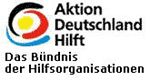 Logo von "Aktion Deutschland Hilft", dargestellt mit schwarz-roten und gelben Farben, begleitet von dem Text "Das Bündnis der Hilfsorganisationen".