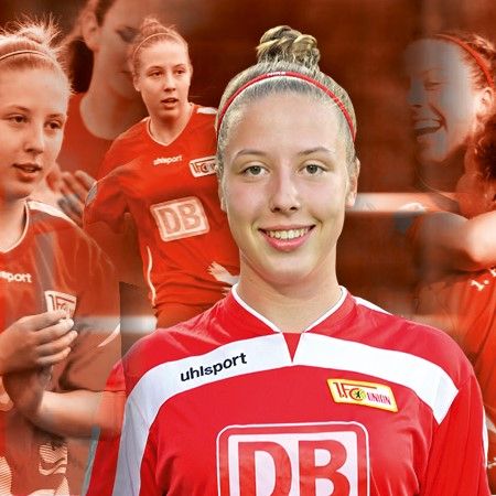 Lächelnde Fußballspielerin in rotem Trikot vor einer Collage mit weiteren Bildern von ihr beim Spiel.