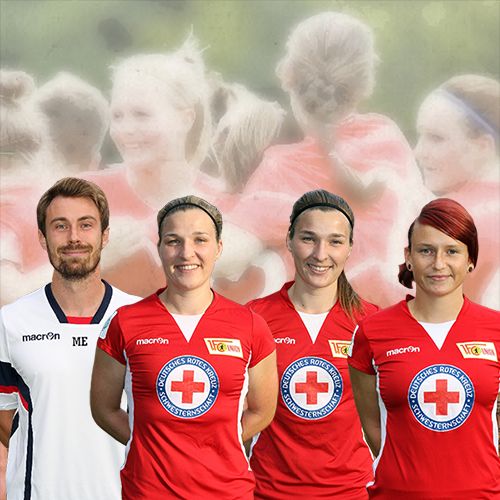 Eine Gruppe von vier Personen in Sportkleidung, darunter ein Mann und drei Frauen, steht vor einem verschwommenen Hintergrund.