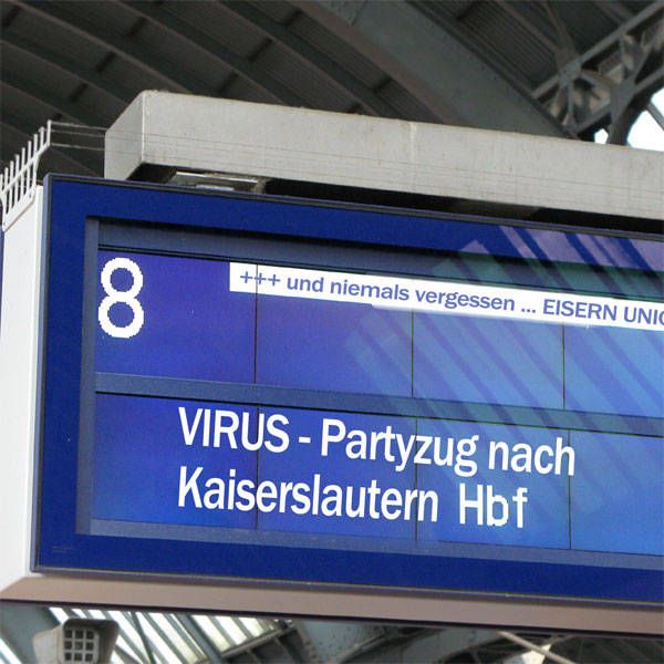 Anzeigetafel mit Informationen über einen Partyzug nach Kaiserslautern Hbf.