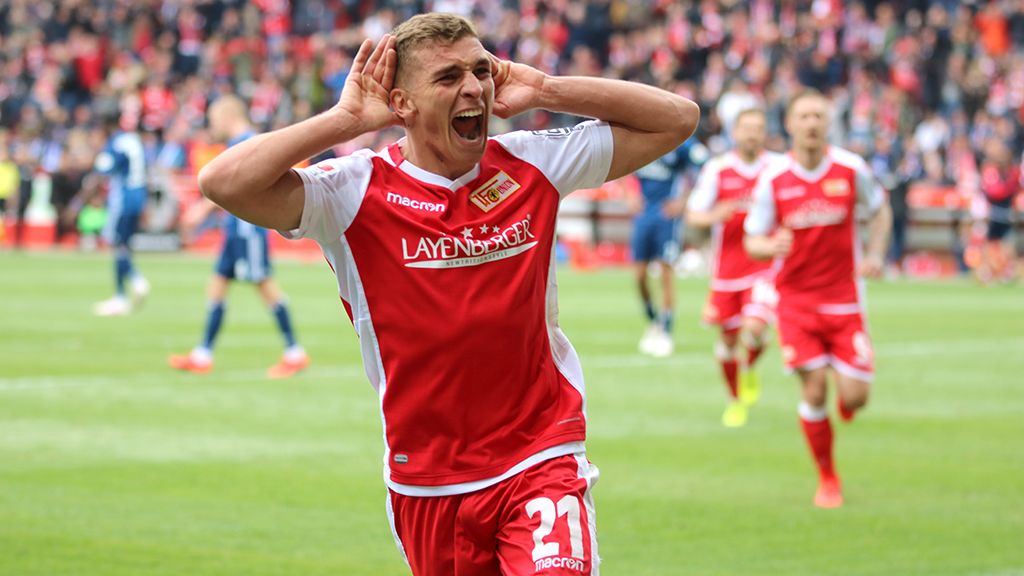Ein Spieler von 1. FC Union Berlin freut sich. Er hebt beide Hände an die Ohren. Er hat ein Tor geschossen.