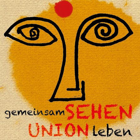 Eine stilisierte Darstellung eines Gesichts mit geschwungenen Augen und einem roten Punkt, umgeben von den Worten „gemeinsam SEHEN UNION leben“.