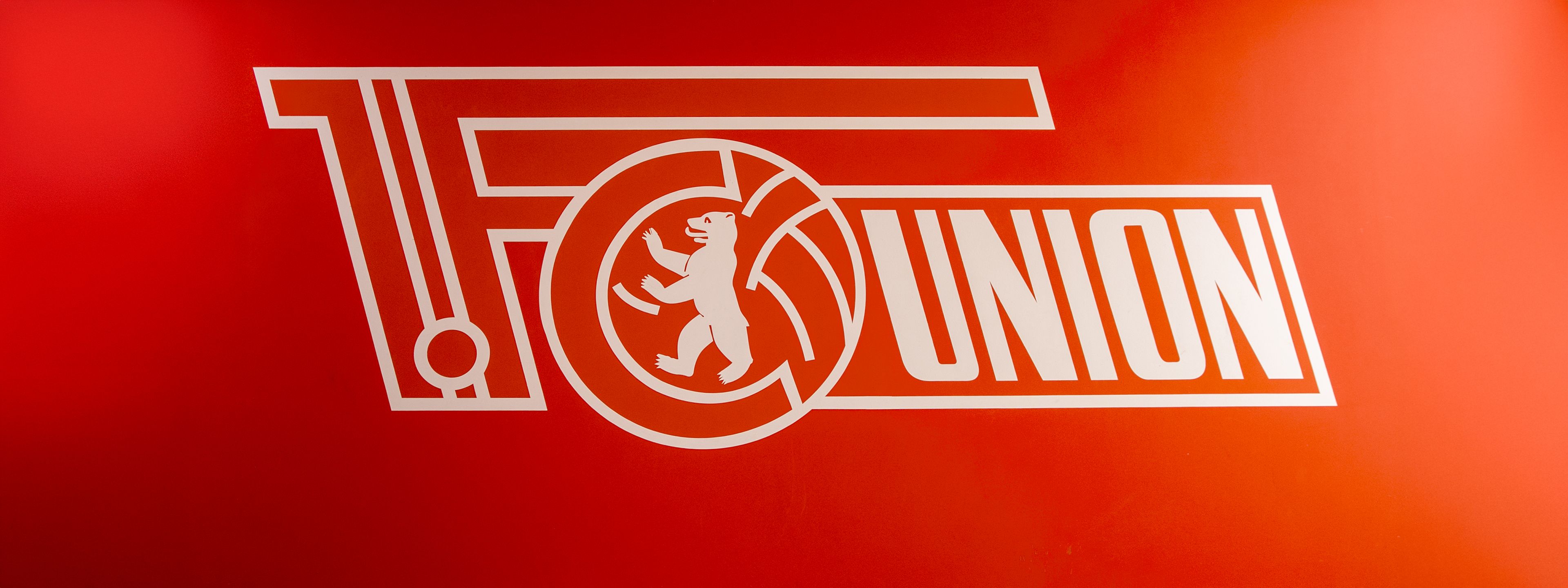 Logo des FC Union Berlin auf einem roten Hintergrund.