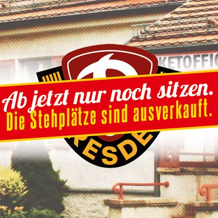Logo mit der Aufschrift "Ab jetzt nur noch sitzen. Die Stehplätze sind ausverkauft." vor einem Gebäude.