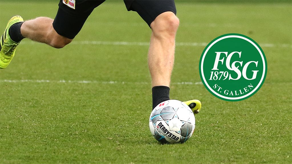 Ein Fußballspieler tritt einen Ball auf einem grünen Spielfeld, neben dem Logo des FC St. Gallen.