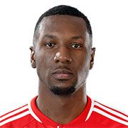 Ein junger Mann mit kurzem Haar und neutralem Gesichtsausdruck trägt ein rotes Sporttrikot.