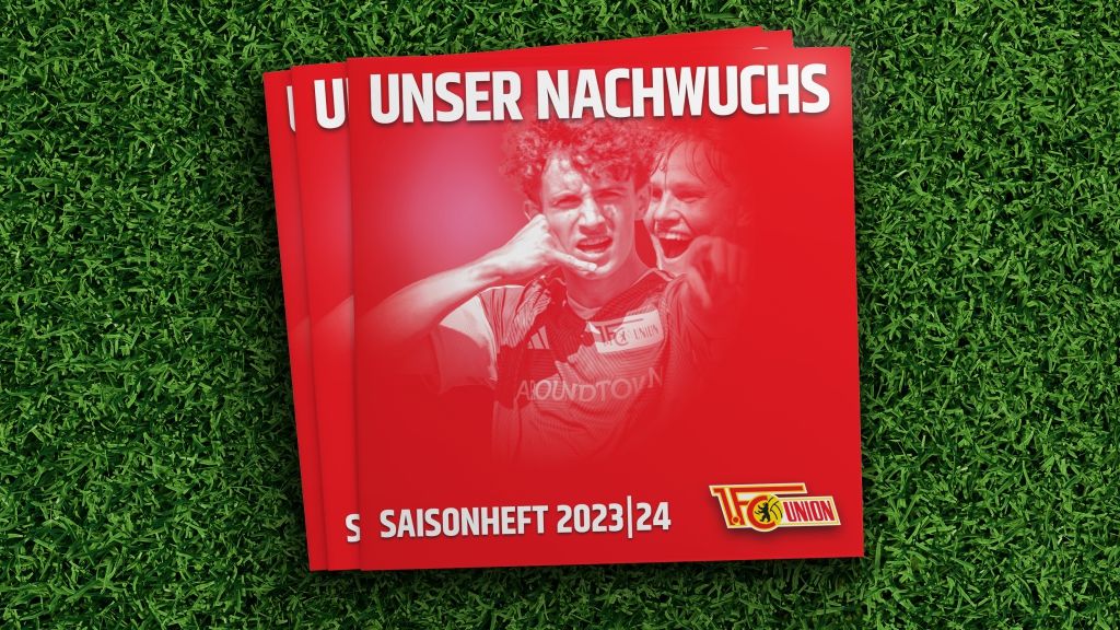Saisonheft 2023/24 der Fußballmannschaft Union, mit fröhlichen Jugendlichen auf dem Cover.