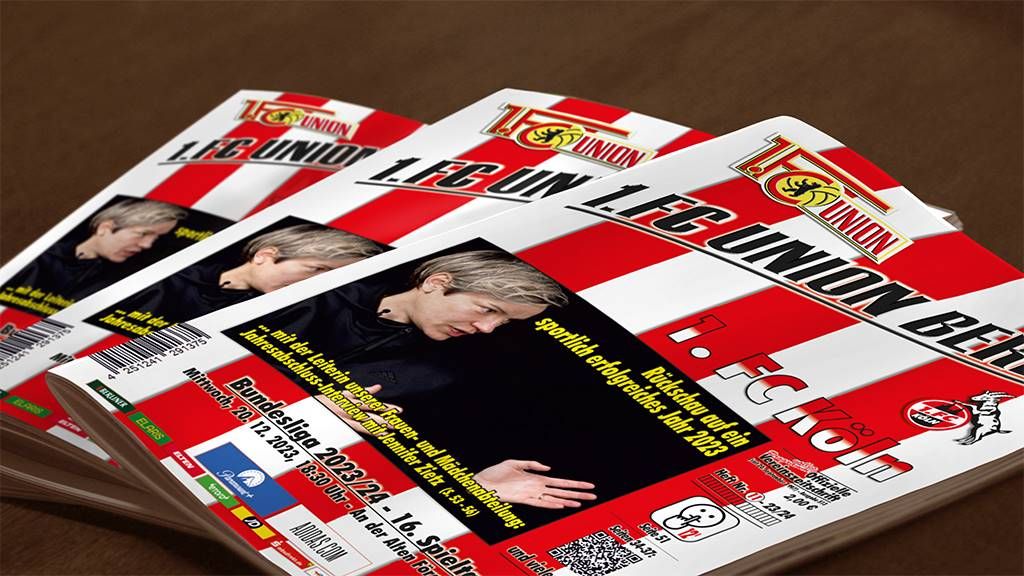 Drei Ausgaben eines Fußballmagazins des 1. FC Union Berlin auf einem Tisch.