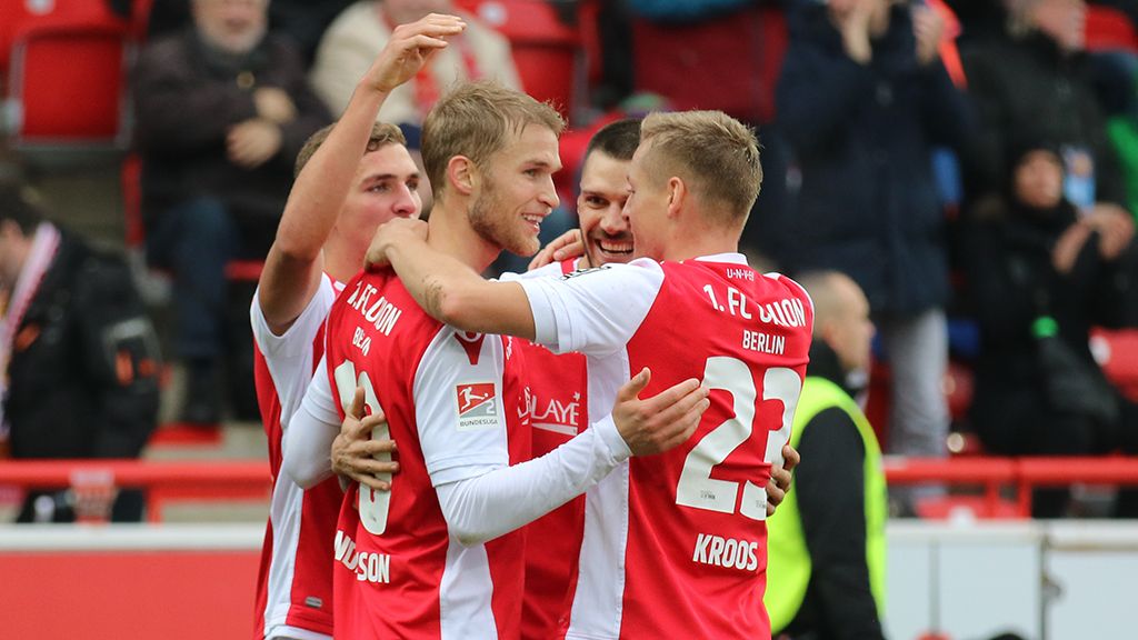Eine Gruppe von Fußballspielern vom 1. FC Union Berlin feiert ein Tor.