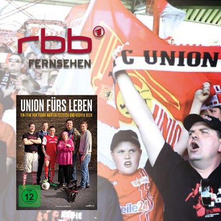 Ein Gruppenbild von Fans mit Schals und Flaggen, die ihre Unterstützung für den Fußballverein Union Berlin zeigen.