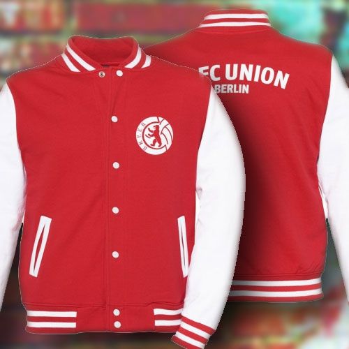 Rotes College-Jackett mit weißen Ärmeln und dem Logo von FC Union Berlin auf der Vorder- und Rückseite.