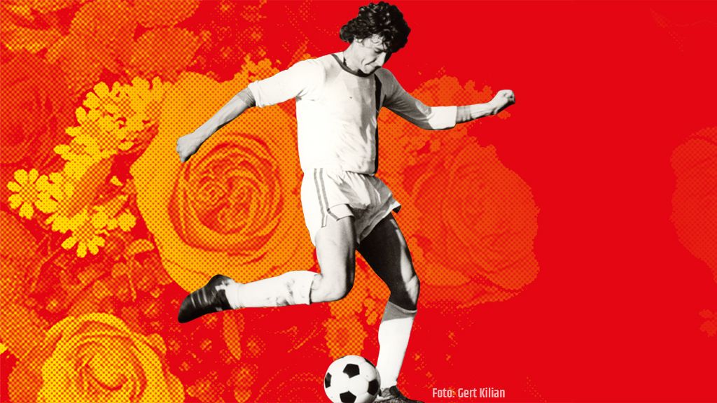 Ein Fußballspieler in Aktion, der einen Ball tritt, vor einem Hintergrund mit bunten Rosen und grafischen Mustern.