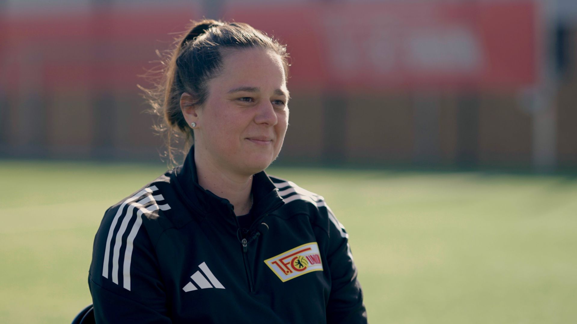 Anja Matthes gibt ein Interview.