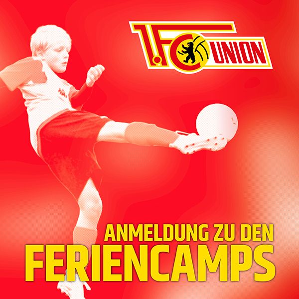 Ein Junge spielt Fußball, während im Hintergrund das Logo von 1. FC Union und der Text „ANMELDUNG ZU DEN FERIENCAMPS“ zu sehen ist.