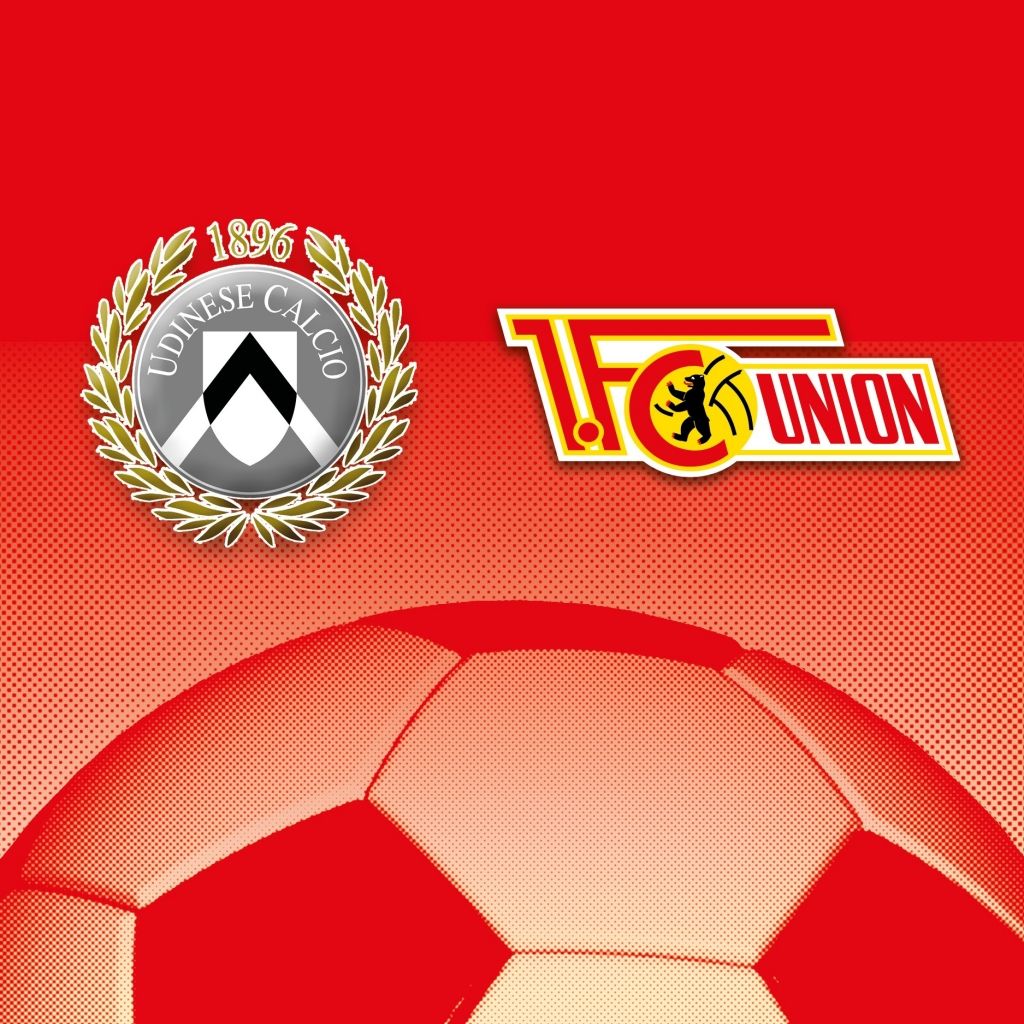 Logos von Udinese Calcio und 1. FC Union auf rotem Hintergrund mit einem Fußballmotiv.