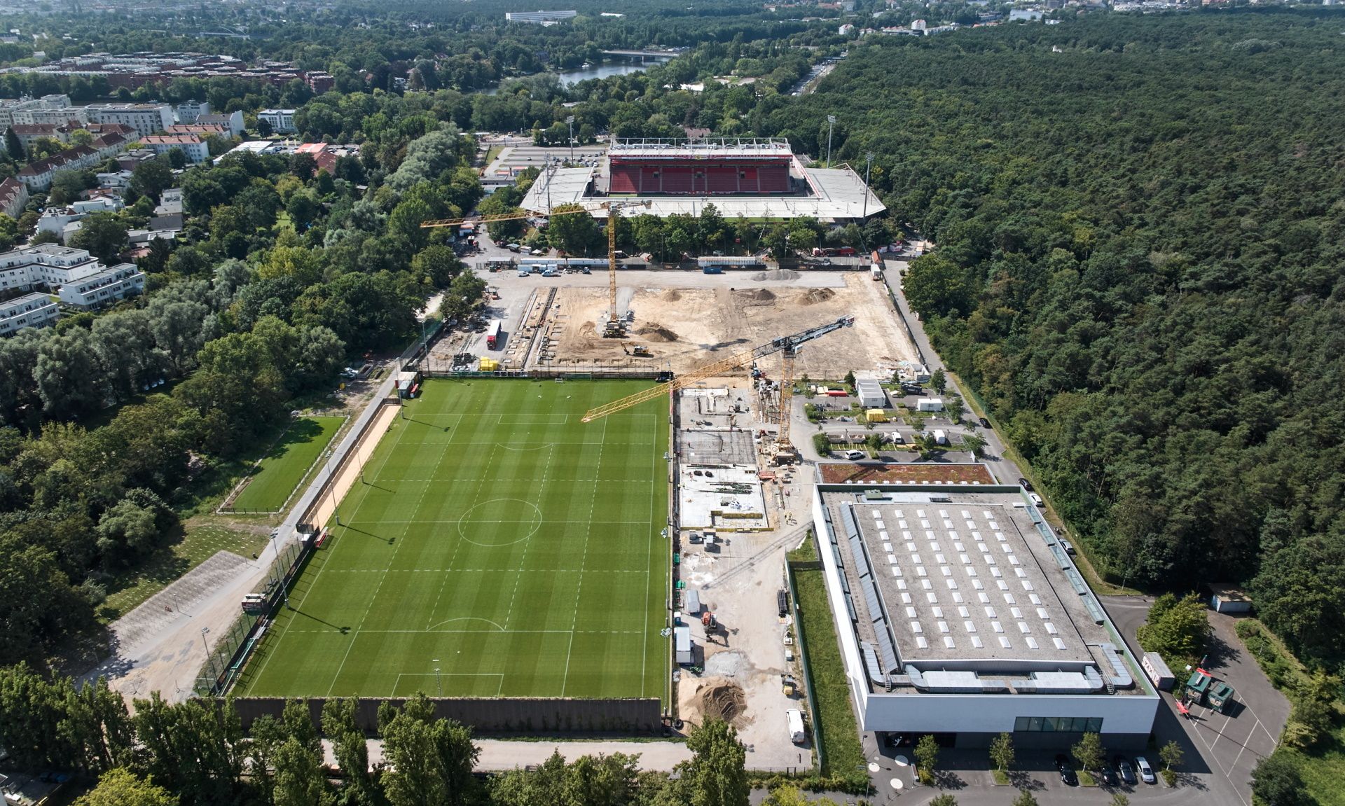 Ballet de grúas en el centro de entrenamiento Alte Försterei