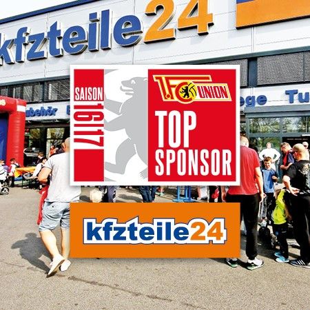 Menschen stehen vor einem Geschäft namens "kfzteile24", mit Sponsorenlogos der Saison und des 1. FC Union Berlin.