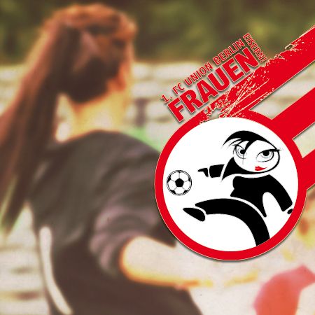 Spielende Frau beim Fußball mit dem Logo des 1. FC Union Berlin Frauen im Vordergrund.