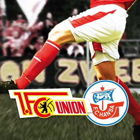 Ein Spieler in roter Sportkleidung tritt einen Ball, im Vordergrund die Logos von 1. FC Union und FC Hansa.