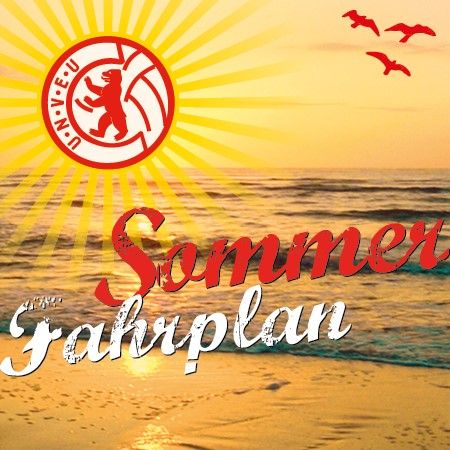 Ein Sonnenuntergang über dem Meer mit dem Text "Sommer Fahrplan" und einem Logo mit einem Bären in der Ecke.