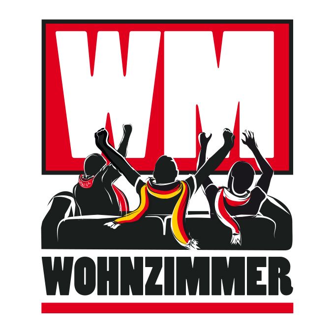 Drei Personen mit Schals sitzen auf einem Sofa und feuern ein Ereignis an, vor einem großen "WM" Schriftzug.