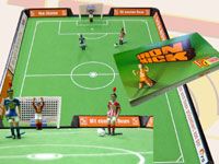 Tischfußballspiel mit Spielern auf dem Spielfeld und einem Spielbuch daneben.