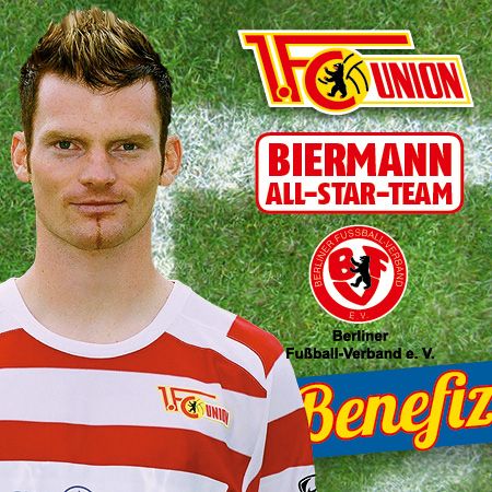 Ein Fußballspieler mit gestuftem Haar in einem rot-weiß gestreiften Trikot vor einem Hintergrund mit Team-Logo und Sponsorentext.