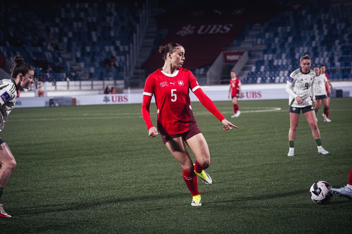 Spielerin der Schweizer Frauenfußballnationalmannschaft dribbelt den Ball auf dem Spielfeld während eines Spiels.