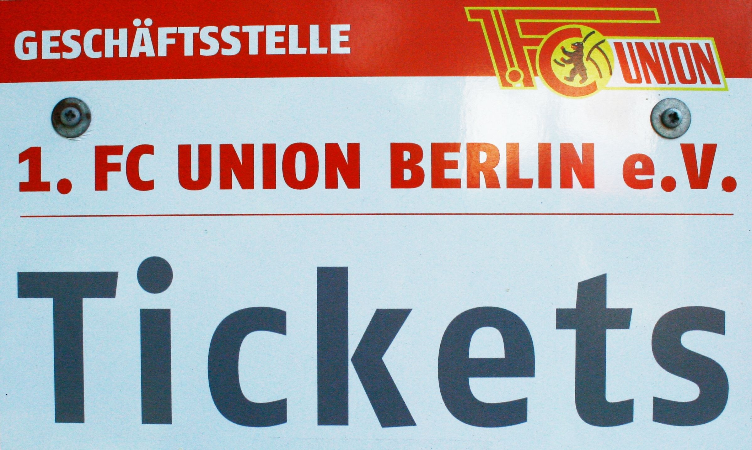 Schild der Geschäftsstelle des 1. FC Union Berlin mit dem Wort "Tickets".