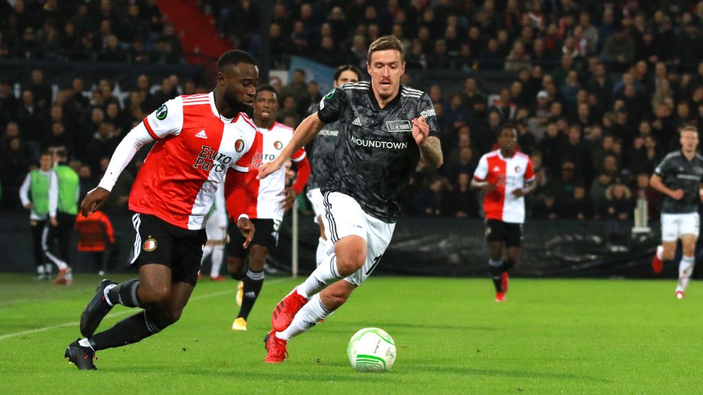 Zwei Fußballspieler in einem spannenden Wettkampf um den Ball auf dem Spielfeld während eines Spiels.