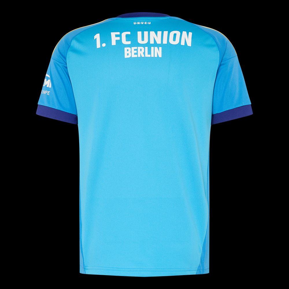 Trikot der Fußballmannschaft 1. FC Union Berlin in Blau mit aufgedrucktem Vereinsnamen auf dem Rücken.