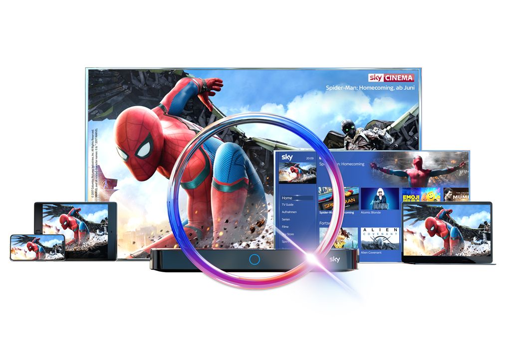 Ein Fernseher und verschiedene Geräte zeigen eine Spider-Man-Homcoming Werbung von Sky Cinema mit einem bunten Rahmen.