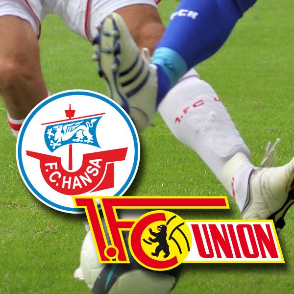 Logo von FC Hansa Rostock und FC Union Berlin, umgeben von einem Fußballspiel im Hintergrund.