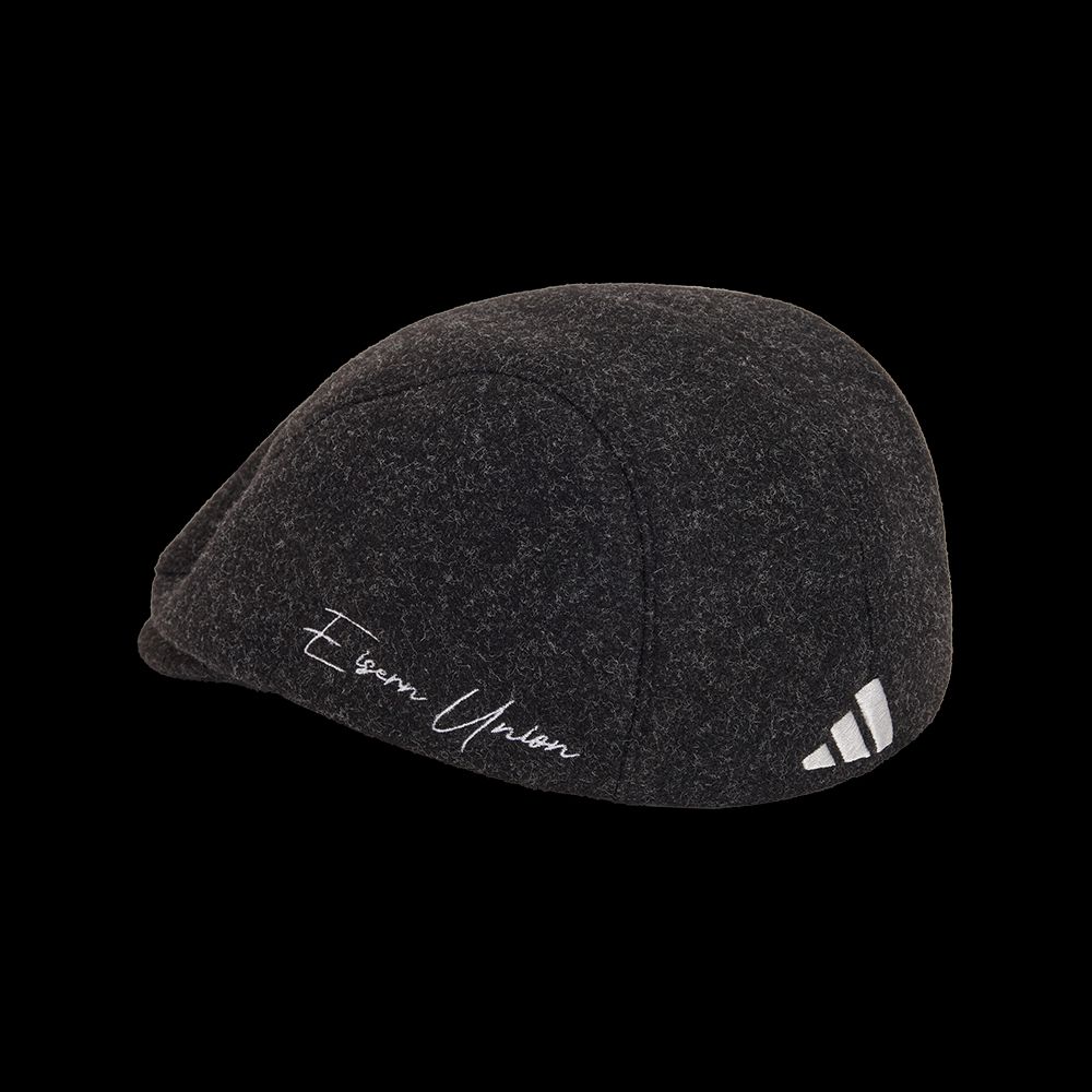 Schwarze Wollmütze mit dem Schriftzug "Eisen Union" und dem Adidas-Logo an der Seite.