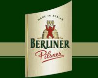 Logo von Berliner Pilsner mit einem Bären, der Bierkrüge hält, auf grünem Hintergrund.