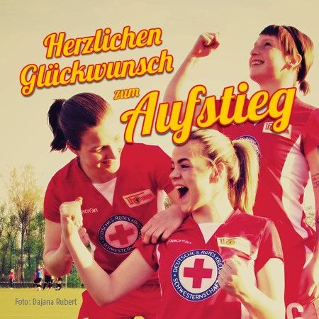 Drei Frauen in Sportkleidung feiern freudig mit verschränkten Armen und Lächeln, umgeben von einem festlichen Hintergrund.