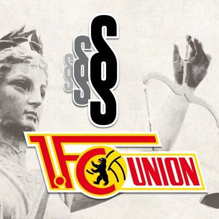 Statue einer Justitia mit einem Waagen-Symbol und dem Logo von 1. FC Union Berlin.