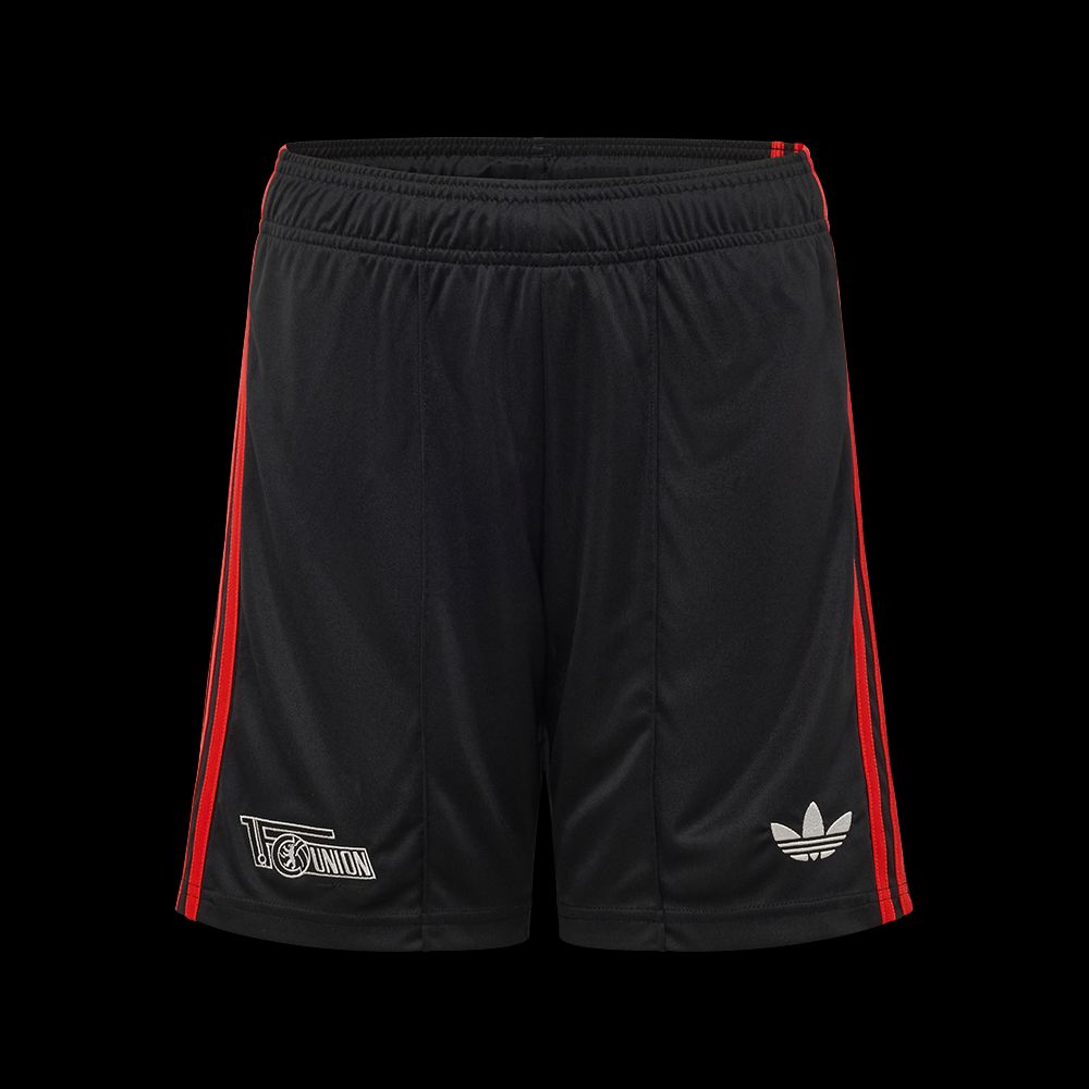 Schwarze Shorts mit roten Streifen und Adidas-Logo auf der Vorderseite.