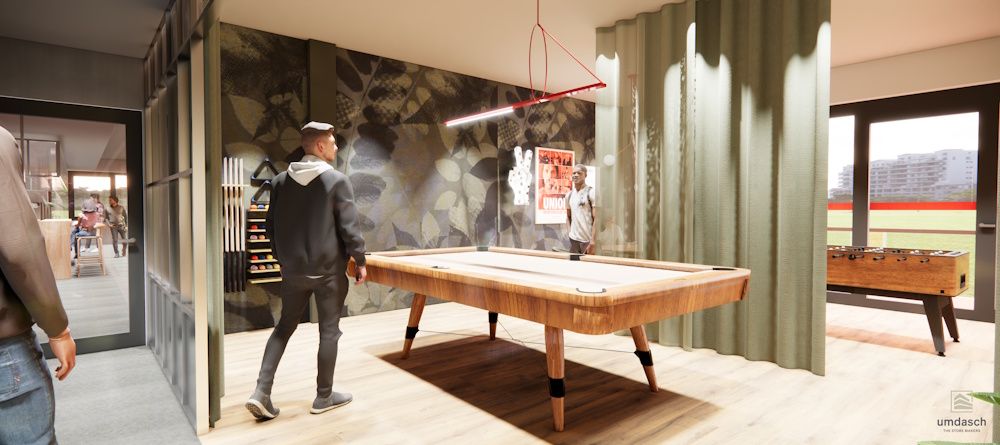 Moderne Lounge mit Billardtisch, Holzfußboden und gestreifter Wandgestaltung, sowie Blick auf eine Outdoor-Spiel- und Sportfläche.