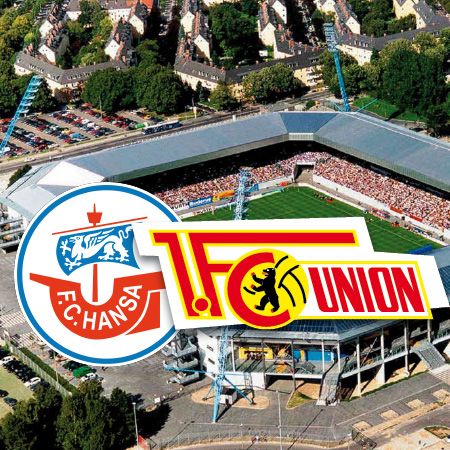 Luftaufnahme eines Fußballstadions mit Logos der Teams FC Hansa Rostock und 1. FC Union Berlin.