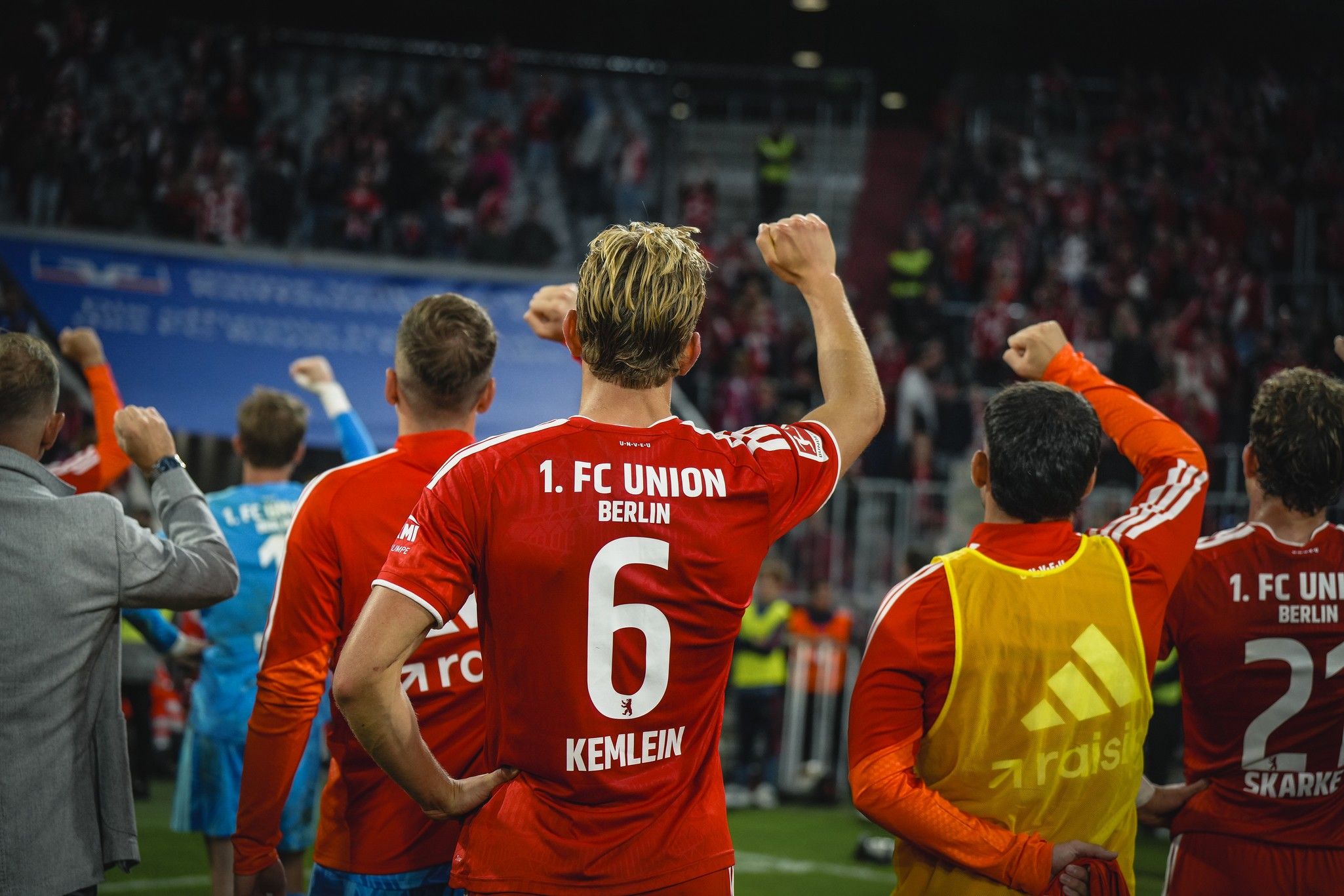 Spieler des 1. FC Union Berlin mit Rückennummer 6, Kemlein, hebt die Faust in Richtung der Fans nach einem Spiel.