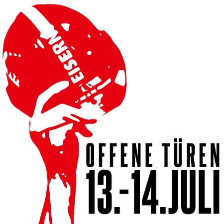 Hand hält einen roten Fußball, darunter steht "OFFENE TÜREN 13.-14. JULI" in schwarzer Schrift.