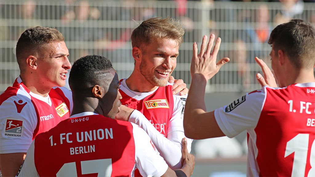 Spieler des 1. FC Union Berlin jubilieren nach einem Tor in einem Fußballspiel.