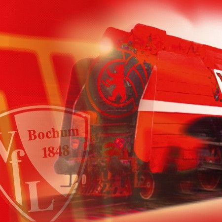 Ein roter Zug fährt über Schienen, im Hintergrund ist das Logo des VfL Bochum und das Jahr 1848 zu sehen.