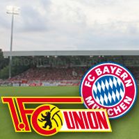 Logo des 1. FC Union Berlin und FC Bayern München vor einem Fußballfeld mit Zuschauern im Hintergrund.
