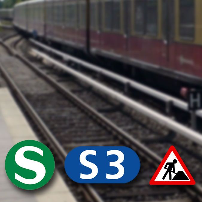 Eisenbahngleise mit einem Zug im Hintergrund und mehreren Symbolen für S-Bahn und Bauarbeiten.