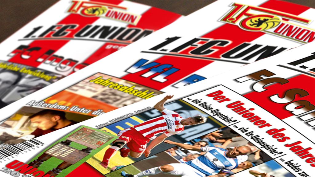 Drei Ausgaben einer Zeitschrift mit dem Titel „1. FC Union“ zeigen Fußballthemen und Spieler auf dem Cover.