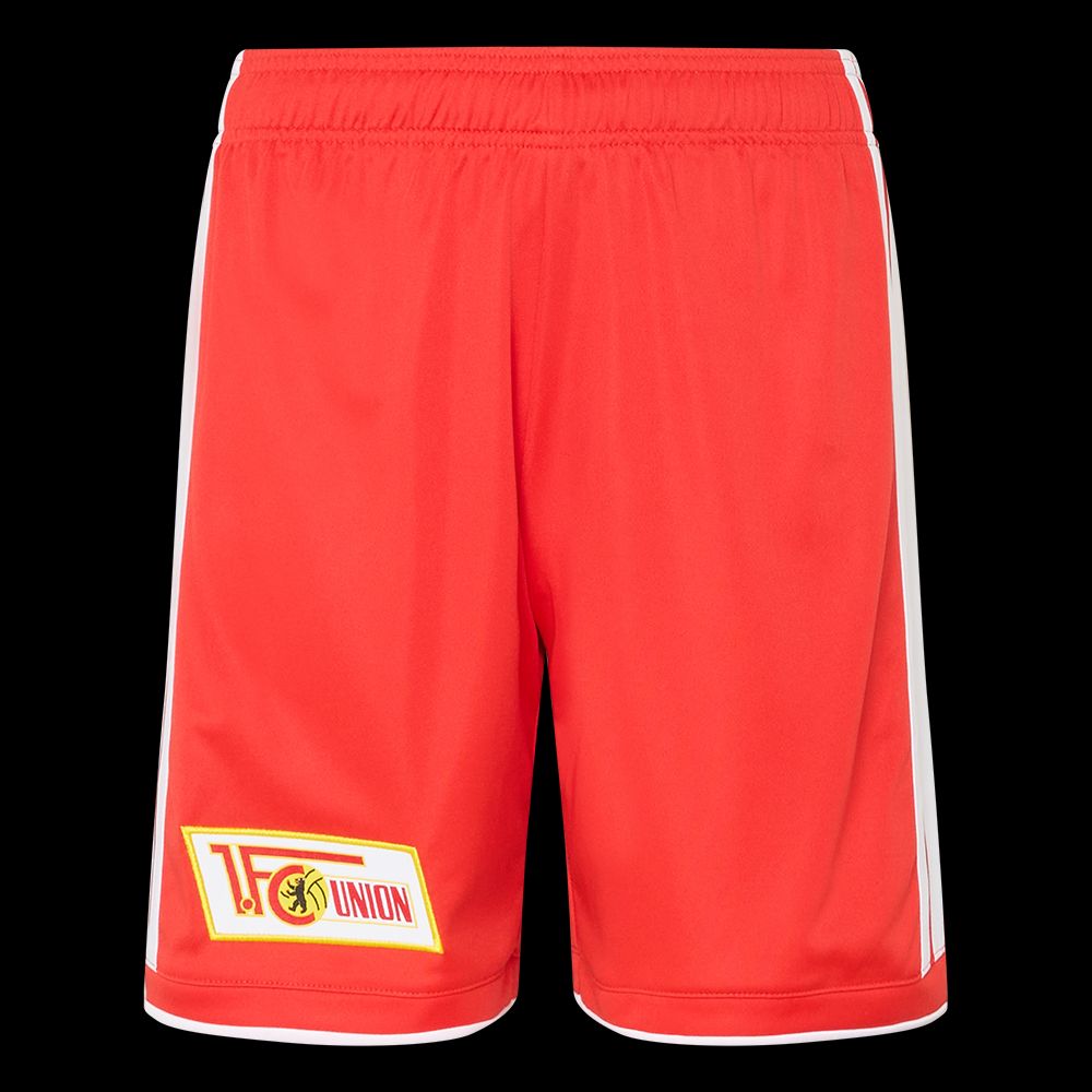 Rote Fußballshorts mit dem Logo des FC Union Berlin auf der linken Seite.