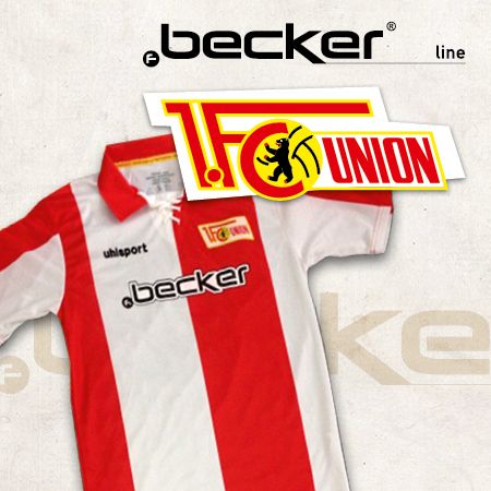 Trikot des 1. FC Union Berlin in Rot und Weiß mit Logo und Schriftzug "becker".