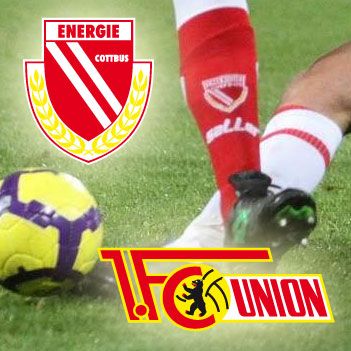 Ein Fußballspieler in roten Socken kickt einen gelben Ball, umgeben von den Logos von Energie Cottbus und 1. FC Union Berlin.